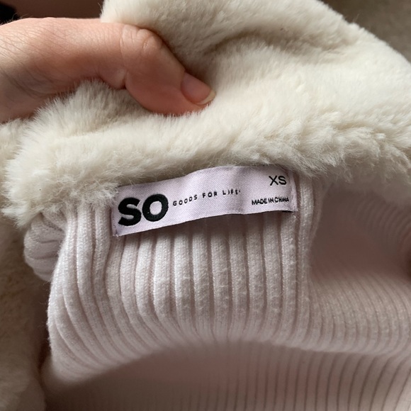 🎆🎇 3for$9 Juniors cream sweater with faux fur trim; size XS; SO - Picture 3 of 3